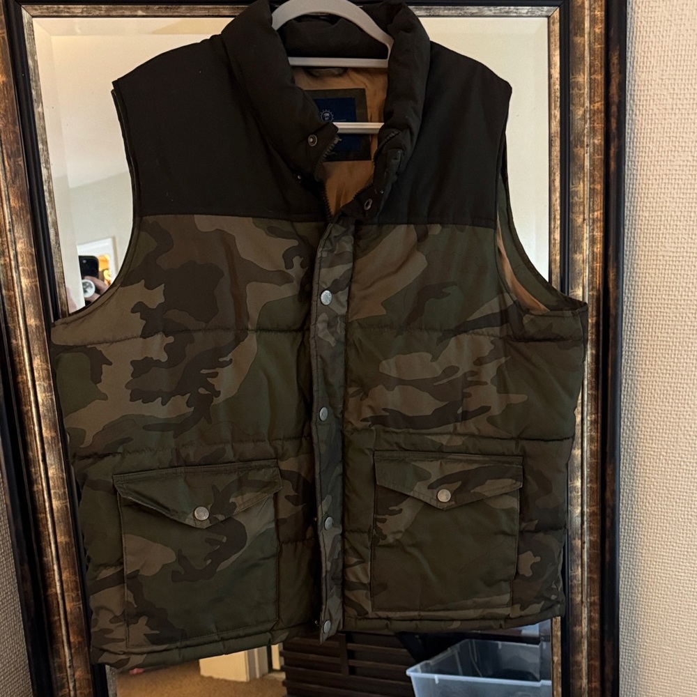 Old Navy Men's Camouflage Puffer Vest